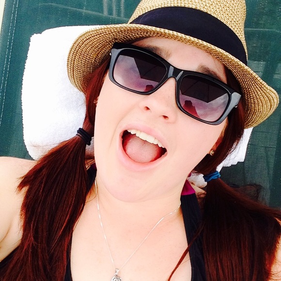 Meet your Posher, Lindsay! ❤️ - Picture 2 of 4